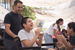 אבא וילד עם מוגבלות בפעילות במחנה קיץ מיוחד — זכאות להחזרי מס על נקודות זיכוי ילד נכה.