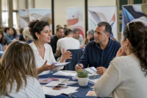 קבוצה בסדנת החזרי מס — אישה מסבירה איך קוראים טופס 106 ומה הוא מלמד על זכאות להחזר מס