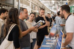 גבר בשוק מקומי מדבר עם ספק על החזרי מס לשכיר עם משכורת גבוהה.