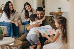 משרתי מילואים מחבקים את ילדיהם בבית לאחר חזרת מהשירות, מדברים על החזר מס מילואים.